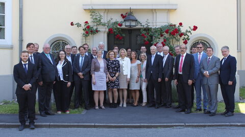 25 Jahre ÜPKK Bild von mehreren Personen, die aktive und ehemalige Beschäftigte der ÜPKK sind.