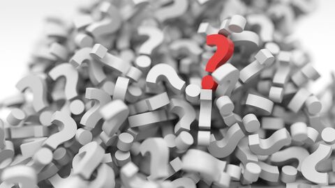 Ein Haufen von weißen Fragezeichen mit einem roten Fragezeichen, das von einem Männchen hochgehalten wird