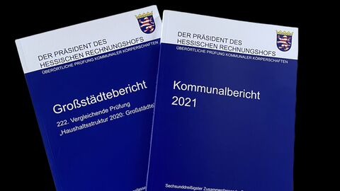 Der Kommunalbericht 2021 und der Großstädtebericht vor einem schwarzen Hintergrund.