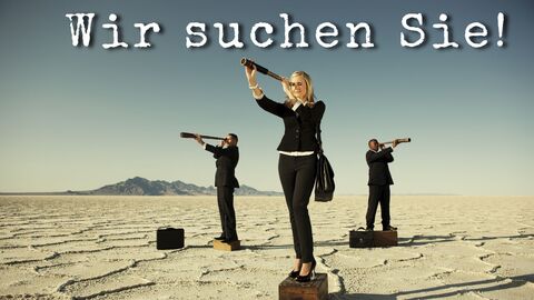 Karriere Drei Menschen stehen in der Wüste auf Kisten und suchen etwas/jemanden mit einem Fernrohr. Das Bild ist versehen mit der Aufschrift Wir suchen Sie!