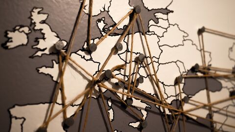 Karte Europakarte, bei der einzelne Länder mit einer Schnur verbunden sind.
