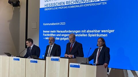 Bild der Landespressekonferenz. Die Redner stehen vor den Sprechpulten. Von rechts nach links. Herr Dr. Ralf Sieg (Pressesprecher), Herr Dr. Walter Wallmann (Präsident des Hessischen Rechnungshofs), Herr Dr. Ulrich Keilmann (Leiter der Überörtlichen Prüfung kommunaler Körperschaften), Herr Dr. Marc Gnädinger (Referatsleiter in der Überörtlichen Prüfungen kommunaler Körperschaften)