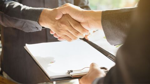 Händeschütteln über Vertrag