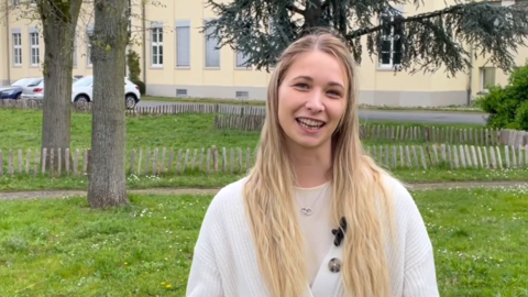 Standbild von Praktikantin Katharina vor dem Rechnungshof