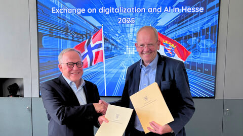 Lars Peder Brekk und Dr. Walter Wallmann schütteln sich die Hände nach der Unterschrift