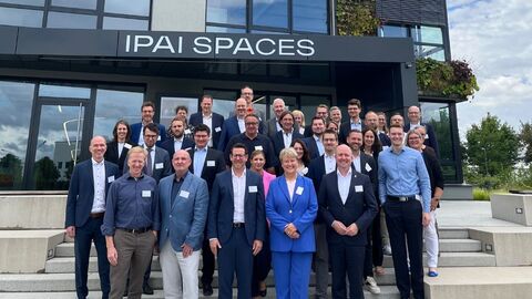 Teilnehmende des KI-Summits vor dem Tagungsort (IPAI)