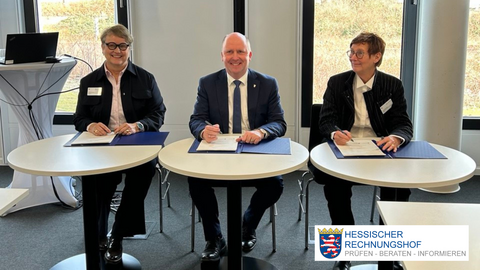 Das Bild zeigt (von links nach rechts) Rechnungshofspräsidentin Dr. Cornelia Ruppert (Baden-Württemberg), Rechnungshofspräsident Uwe Becker (Hessen) und Rechnungshofspräsidentin Prof. Dr. Brigitte Mandt bei der Unterzeichnung des Abschlussberichts der ersten Projektphase des Austauschs zu KI.